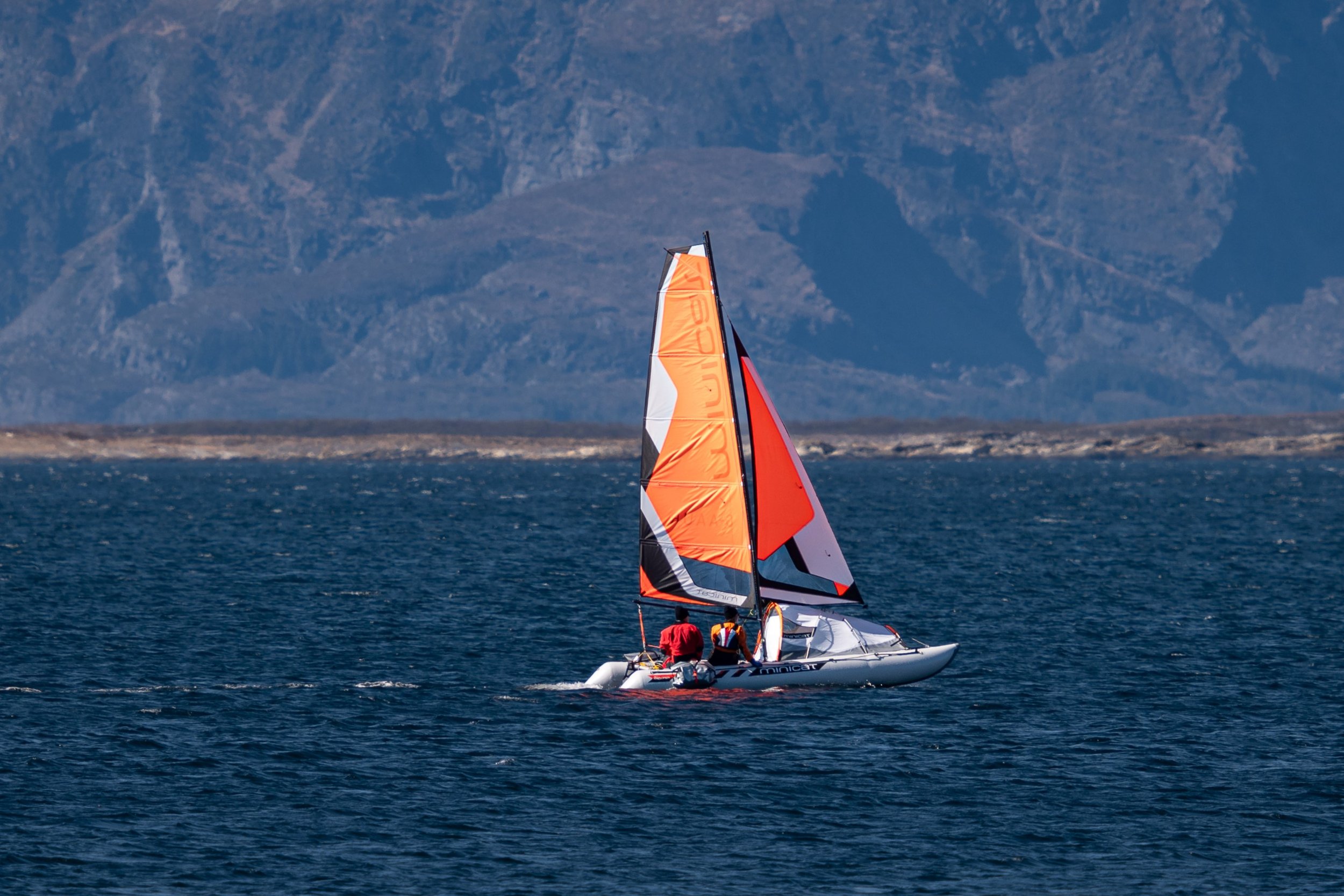 マリン MiniCat 520 Explorer — Portable Inflatable Mini Catamaran Sailboat